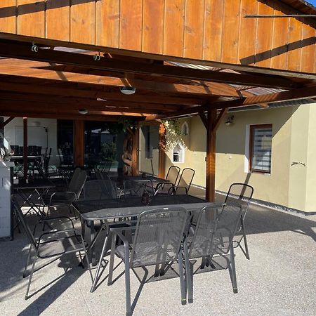 Penzion Trojna Lednice-Vhodne Na Svatby,Rodinne Akce,Teambuilding Екстериор снимка